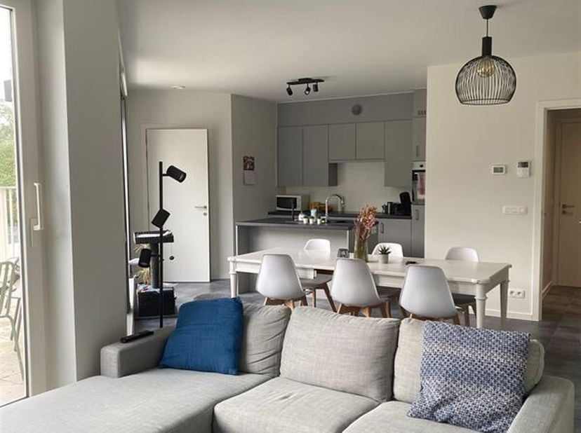 Nieuwbouwappartement te Erembodegem, gelegen op de tweede verdieping. Bij het intreden van het appartement komt men in een aparte inkomhal met toilet.