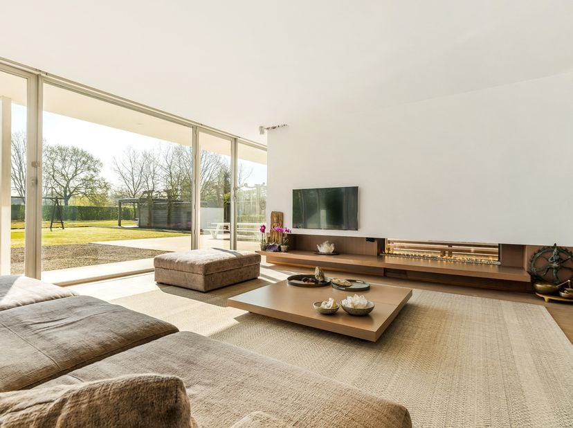 Schitterende moderne villa (bouwjaar 2001) met kantoren/praktijk of extra leefruimte op prachtige kavel van 3.140 m² is gelegen nabij het centrum van