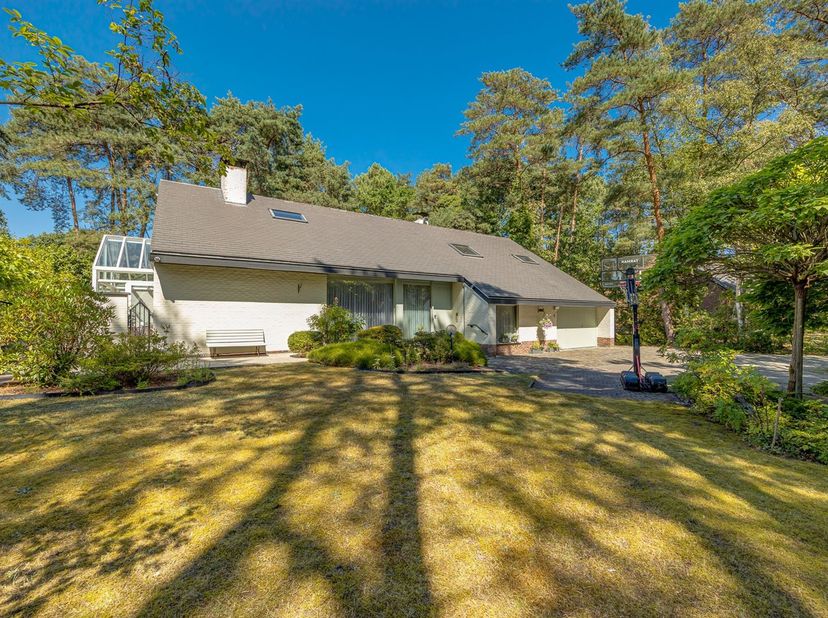 Karaktervolle woning met verrassend veel ruimte en prachtige groene tuin!<br />
<br />
Via de ruime inkomhal kom je binnen in deze karaktervolle won