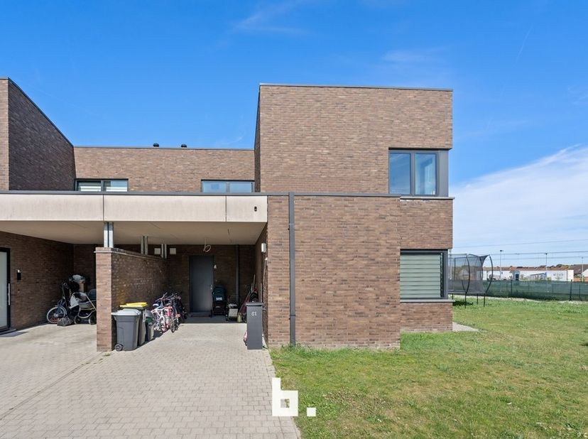 Op zoek naar een recente, instapklare én energiezuinige gezinswoning op een rustige locatie? Dan is deze halfopen bebouwing in de Jacobus Vergauwenstr
