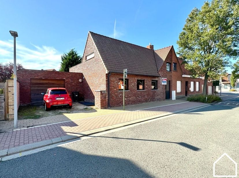 HALFOPEN WONING MET 2 SLPKS (3 MOGELIJK), GARAGE EN TUIN<br />
<br />
Indeling: <br />
<br />
Glv: inkomhall (3m²) - ruime living met open ingerichte