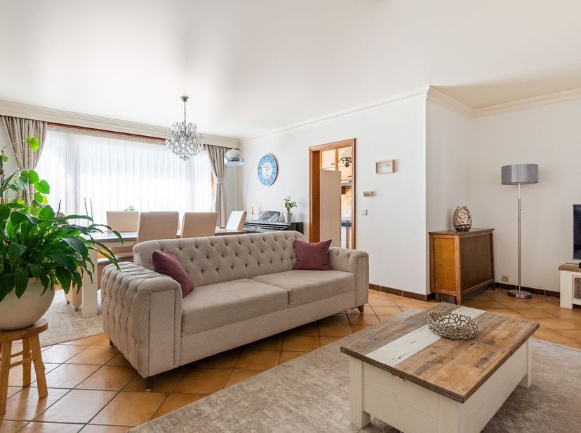 Lichtrijk gelijkvloers appartement van 102 m² met 2 slaapkamers, ruim terras van 38 m², 2 garageboxen en 1 autostaanplaats&amp;nbsp;<br />
<br />
Veel lic