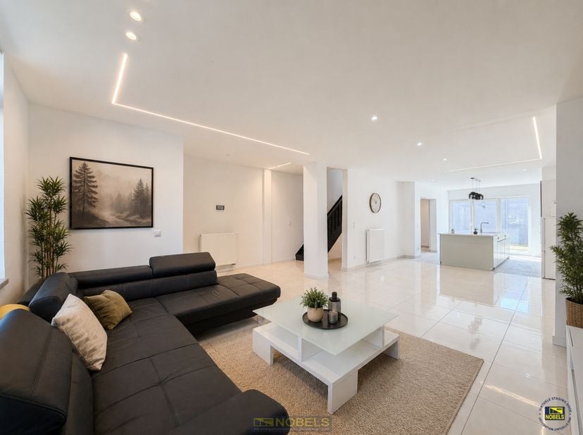 Instapklare gezinswoning met VIJF SLAAPKAMERS op TOPLIGGING LANGS DE SCHELDE op WANDELAFSTAND VAN HET CENTRUM van Oudenaarde. Deze VOLLEDIG GERENOVEER
