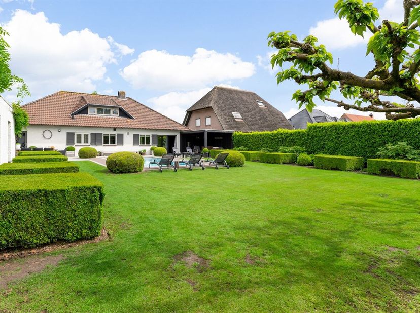 Belle villa avec 4 chambres, piscine et grande dépendance, sur un terrain ensoleillé, situé au centre près de la frontière hollandaise !<br />
Prix in