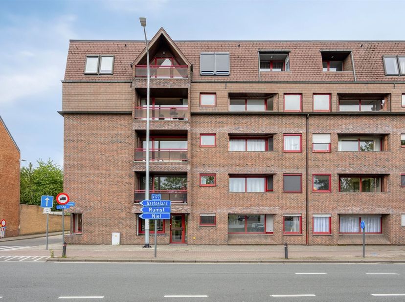 Cet appartement bénéficie d'une situation centrale et d'un accès facile, tant en voiture qu'en transports en commun. Grâce à la proximité de l'autorou