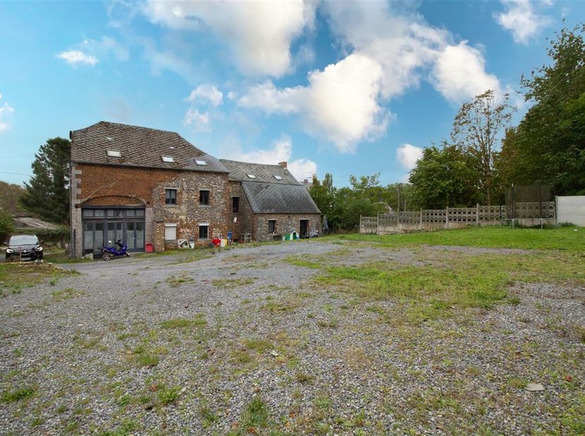 Vastgoedcomplex in Cousolre (Frankrijk); op minder dan 10 minuten van Beaumont. Het complex bestaat uit een eengezinswoning, een te renoveren huis dat