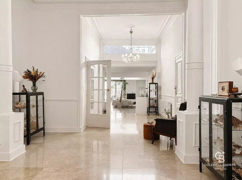 Vlakbij StéphaniePlein: dit prestigieuze herenhuis valt op door zijn ruime kamers, hoge plafonds en zeldzame lichtinval. De begane grond biedt drie aa