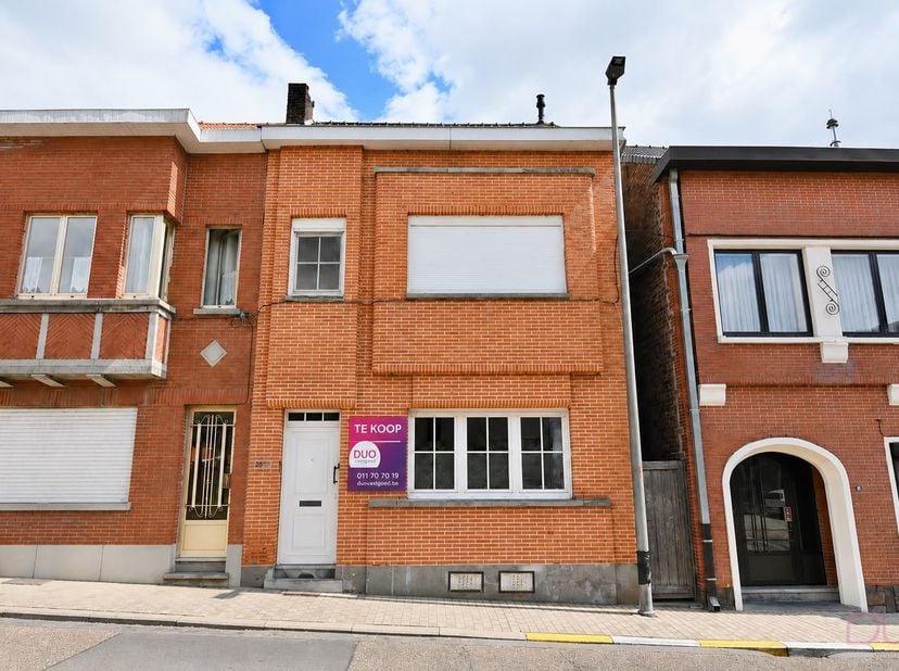 Achter deze charmante gevel bevindt zich een zo goed als instapklare woning. Ideaal voor een koppel starters, of als investeringspand om te verhuren.<