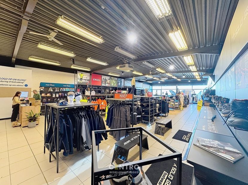 Benaderende AFMETINGEN:&amp;nbsp;35m x 10m.<br />
<br />
INDELING:<br />
Inkom - open handelsruimte&amp;nbsp;- berging/opslagruimte - keuken - CV-lokaal - afz