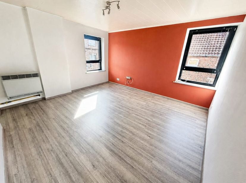 A Louer : DUPLEX 1 chambre à Souvret<br />
Situé à la Rue Emile Vandervelde, 58 bte1/2 à Souvret, cet appartement offre un cadre de vie alliant confor