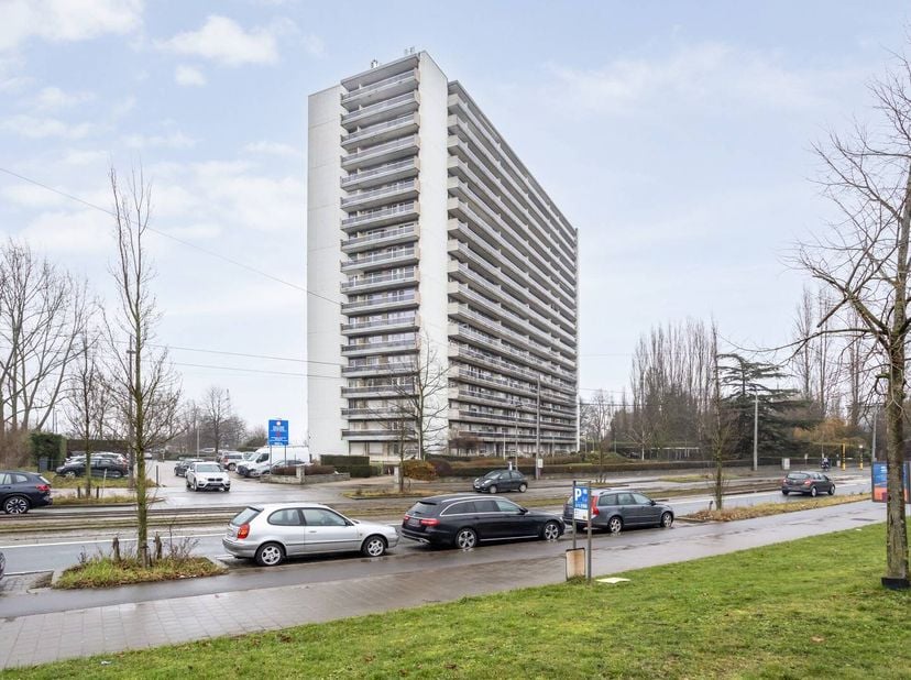 Cet appartement à vendre à Borgerhout est situé au 3ème étage et présente la disposition suivante :<br />
<br />
- Hall d'entrée avec placard intégré