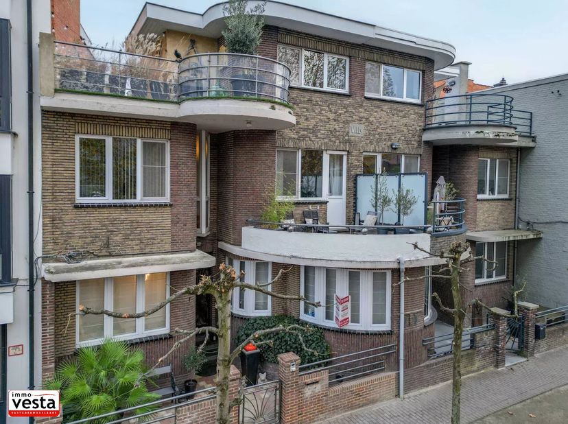 Deze stadswoning werd gebouwd in de jaren '30 in volledige art-deco stijl. Ze werd in de loop van de jaren gerenoveerd met oog voor de authentieke ele