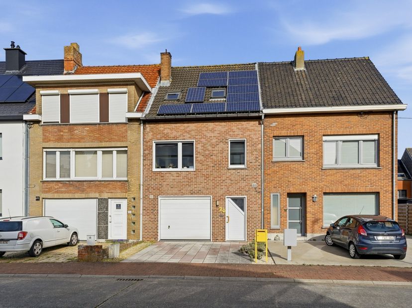 In een rustige ligging te Stene (Oostende) bevindt zich deze verzorgde bel-étagewoning met dubbele garage, veranda, tuin en 2 slaapkamers. De woning w