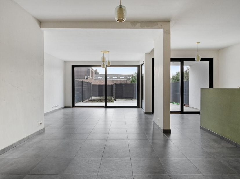 Modern gelijkvloers appartement met 2 slaapkamers in een kleinschalige residentie te Pittem.<br />
Dit hedendaagse appartement is ideaal gelegen op wa