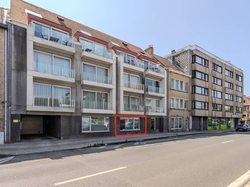 Cet appartement au rez-de-chaussée à vendre est situé le long de l'Elisabethlaan à Ostende. Grâce à son emplacement central, vous êtes à quelques pas