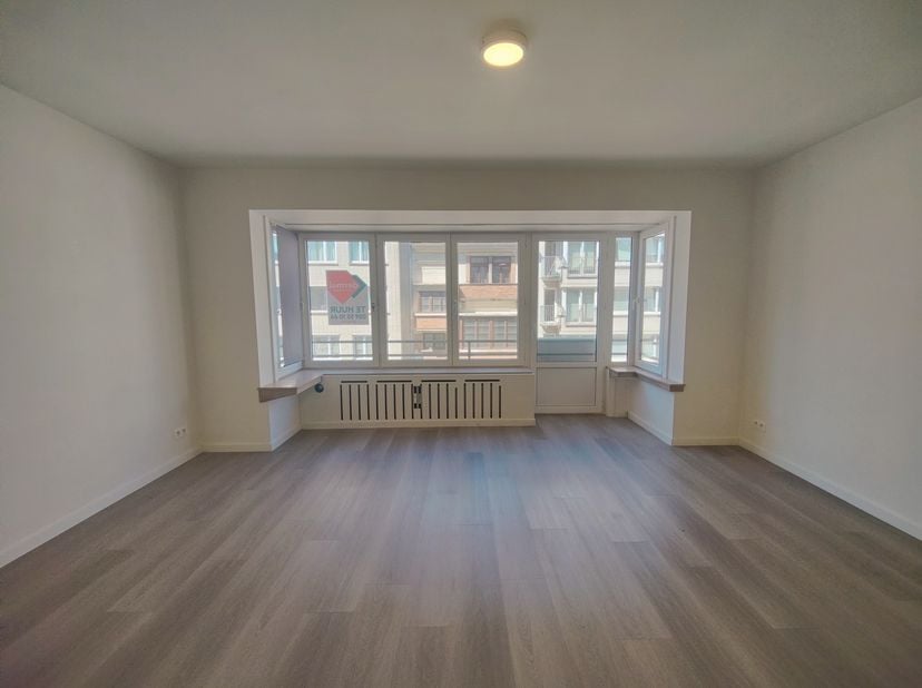 Dit gezellige appartement is gelegen op de vierde verdieping van een goed onderhouden gebouw in de Koningsstraat 24. Het beschikt over 1 slaapkamer en