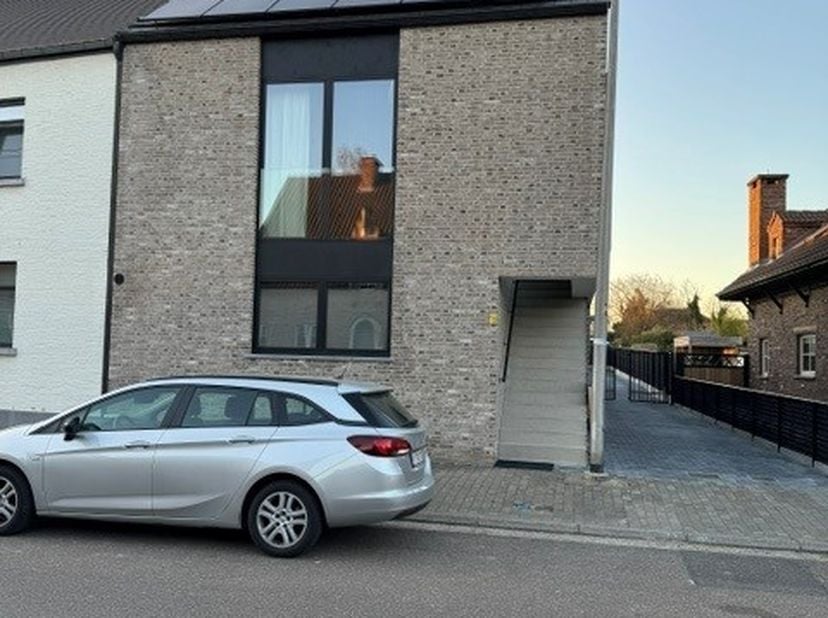 Dit recent gebouwd, energiezuinig BEN-appartement is landelijk gelegen in Veldwezelt, op korte afstand van Maastricht,<br />
gelijkvloers en met volge