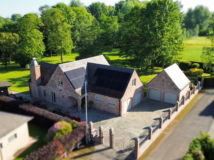 In deze unieke villa, gebouwd in 1990, komen rust, ruimte en karakter perfect samen. De woning ligt op een riant perceel van maar liefst 6.142 m², waa