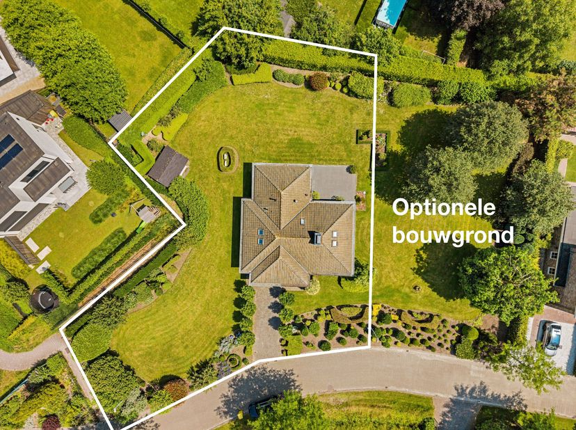 Rust, ruimte en een absolute topligging komen samen in deze charmante vrijstaande woning, discreet gelegen in een doodlopende straat in het centrum va
