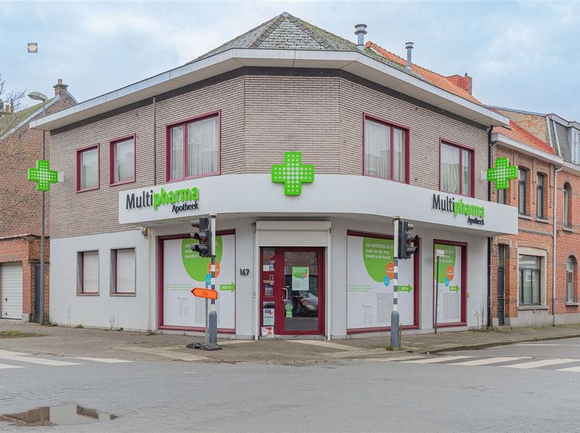Dans un emplacement stratégique à un carrefour se trouve ce spacieux immeuble commercial avec appartement au-dessus. L'espace commercial au rez-de-cha