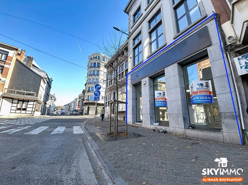 L'agence Skyimmo a le plaisir de vous présenter ce superbe rez-de-chaussée idéalement situé en plein centre de Verviers. Ce commerce se compose comme