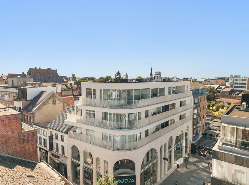 ** verkoop onder het 21% btw-stelsel **<br />
<br />
Lichtrijk penthouse met a view op een absolute toplocatie in hartje Hasselt. De hoge plafonds, ro