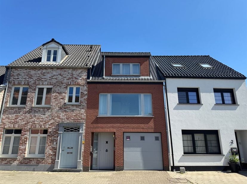 In het centrum van Mol bevindt zich deze bijzonder verzorgde en instapklare woning met inpandige garage.<br />
 De woning is volledig bemeubeld, tot e