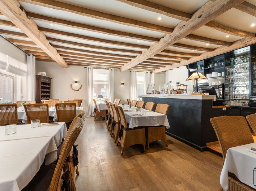 Propriété bien située et pleine de charme (actuellement restaurant avec salle de banquet) offrant de nombreuses possibilités !<br />
Disposition : hal