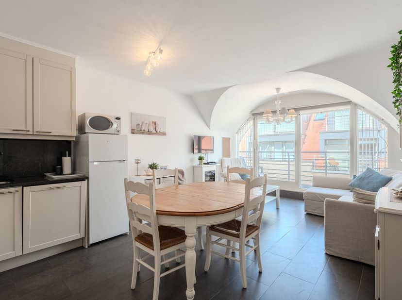 Gerenoveerd appartement met één slaapkamer en zongericht terras gelegen op de vijfde verdieping van de Residentie "De Kogge", Ijzerstraat 1. Dit appar