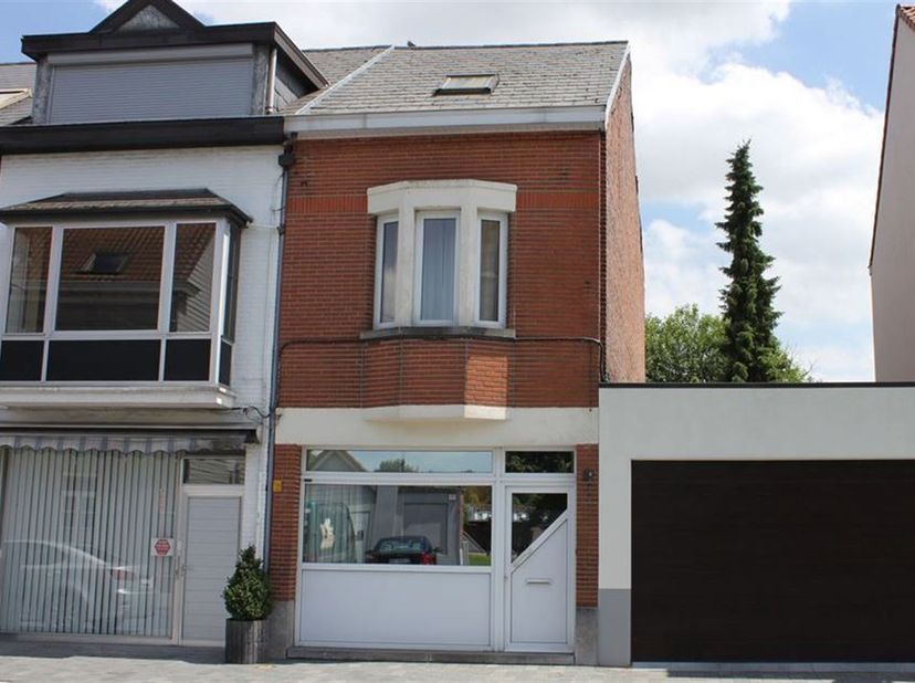 TE RENOVEREN WONING MET 2 SLAAPKAMERS, INRICHTBARE ZOLDER EN OOST-GEORIËNTEERDE BINNENKOER.<br />
 Ligging in centrum nabij Dorpshart en station met