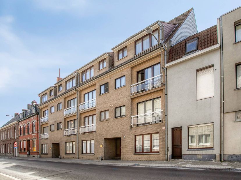 Dakappartement te koop in Zwevegem, rustig gelegen op korte afstand van het centrum met winkels, scholen, horeca en andere dagelijkse voorzieningen. D