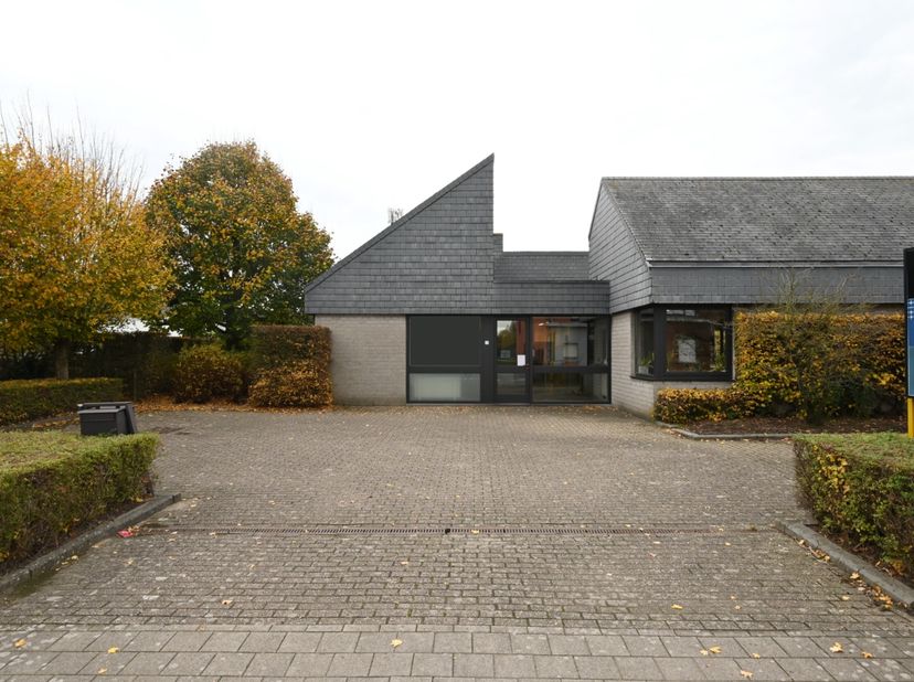Deze praktijkruimte is ideaal gelegen in Roeselare, met een uitstekende bereikbaarheid dankzij de nabijheid van de Ringlaan (R32).<br />
<br />
De rui