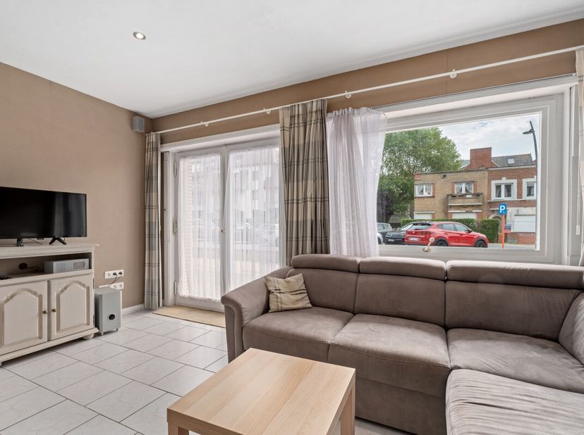 Koksijde : Dit recent gerenoveerde appartement is ideaal gelegen op het gelijkvloers, vlakbij het strand en alle voorzieningen. De woning beschikt ove