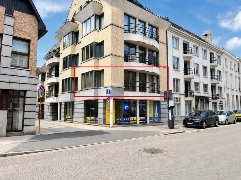 Appartement spacieux avec 2 chambres à coucher, terrasse et garage au cœur de Malines<br />
<br />
<br />
Cet appartement lumineux d'environ 90 m² es