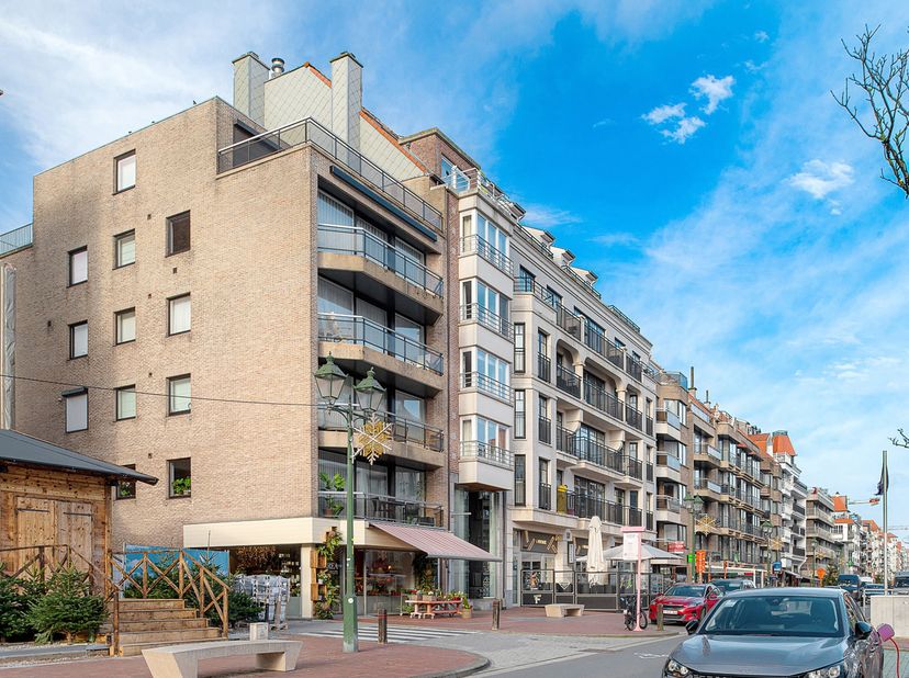 In het hart van het commercieel centrum van Knokke, op wandelafstand van zee en strand, bevindt zich dit energiezuinig en instapklaar appartement met