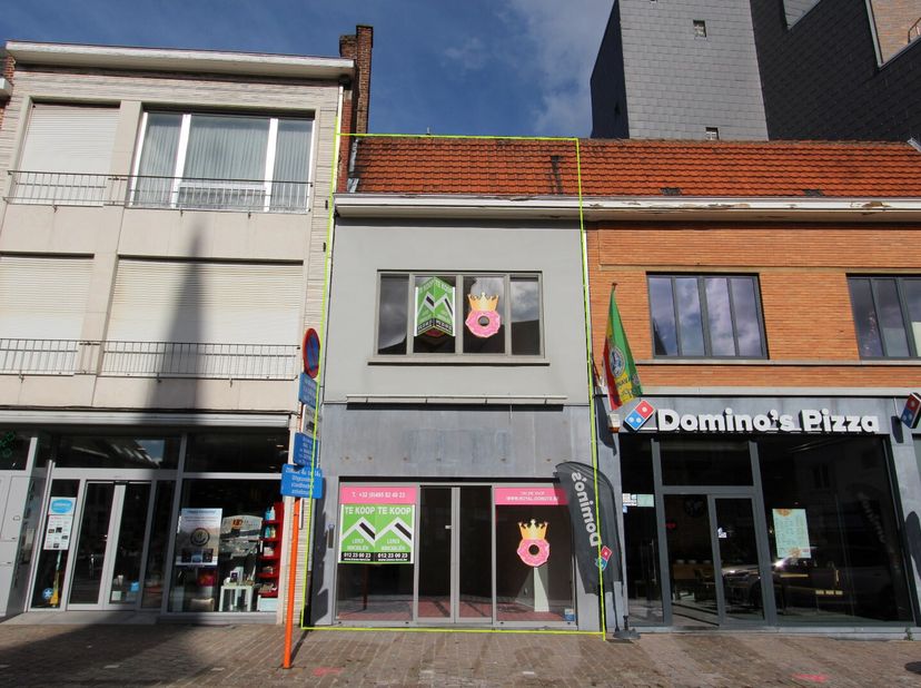 Aan één van de mooiste stukken van de Tongerse handelsas bevindt zich dit recent gerenoveerde pand. In 2009 werd dit pand door de eigenaar gerenoveerd
