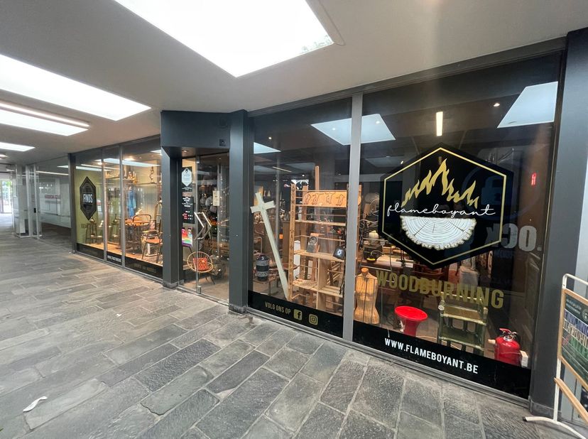 Dit leuke winkelpandje is gelegen in Galerij Astrid, in het centrum van de stad, en heeft erg veel potentieel als winkel maar ook als kantoor of nagel