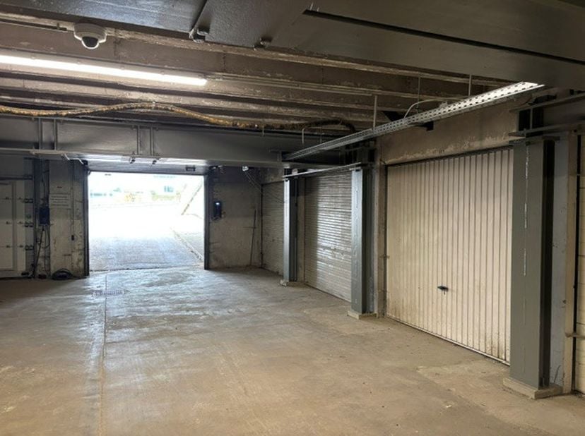 Ondergrondse garagebox te koop vlak bij het op- en afrittencomplex E17-E40, vlak aan de kleine ring van Gent.<br />
Ideaal voor zelfstandigen of voor