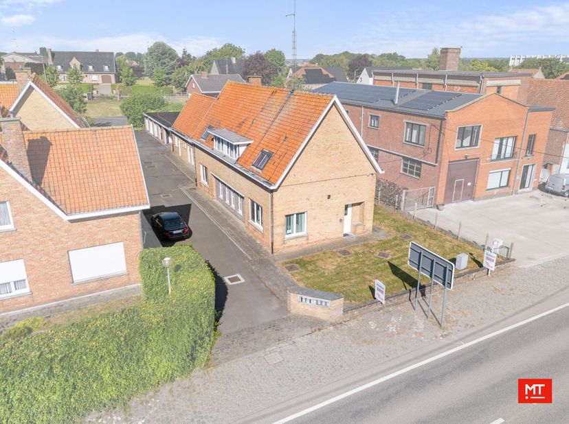Voormalig politiecommissariaat te koop in Westrozebeke&amp;nbsp;<br />
<br />
Ben jij op zoek naar een groot gebouw met tal van mogelijkheden? Dan is dit