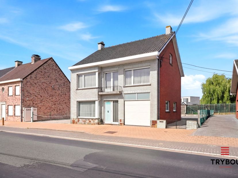 Deze woning, gelegen in de Klerkenstraat 46 te Houthulst, bevindt zich op een perceel van 283 m² en beschikt over een noordoostgerichte tuin, waar je