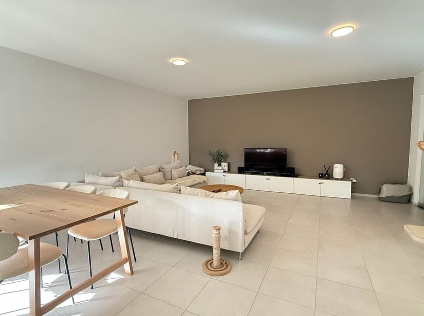 !! Bezichtigingen kunnen uitsluitend per e-mail worden aangevraagd via larissa@somvastgoed.be !!<br />
<br />
	Huurprijs: €975 / maand<br />
	Gemeensc
