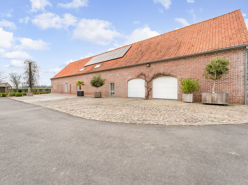 Charmante hoeve met tal van mogelijkheden en loods is op zoek naar nieuwe eigenaars!<br />
Bij binnenkomst van de woning kan je meteen een gastentoile