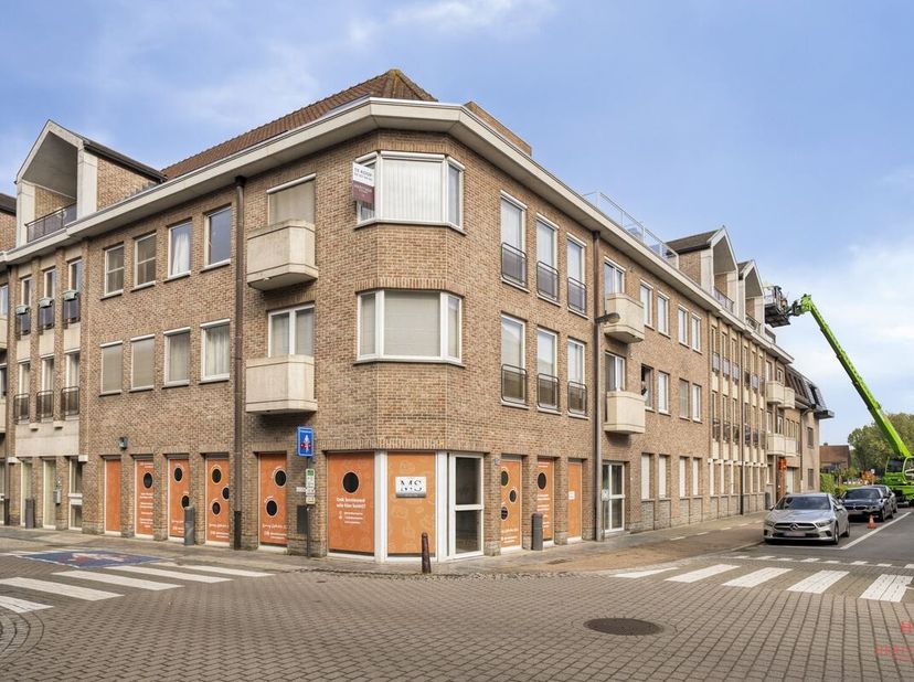 Dit lichtrijke appartement ligt op slechts 1 minuut wandelen van het centrum van Aalter, maar geniet tegelijk van een rustige ligging.<br />
Gelegen o