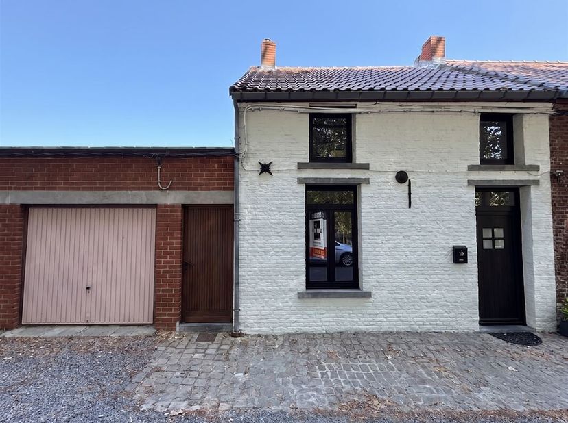 Mooi landhuis, met garage en terras; gelegen in het hart van Audregnies. <br />
De woning bestaat op de begane grond uit: een woonkamer, een ingericht