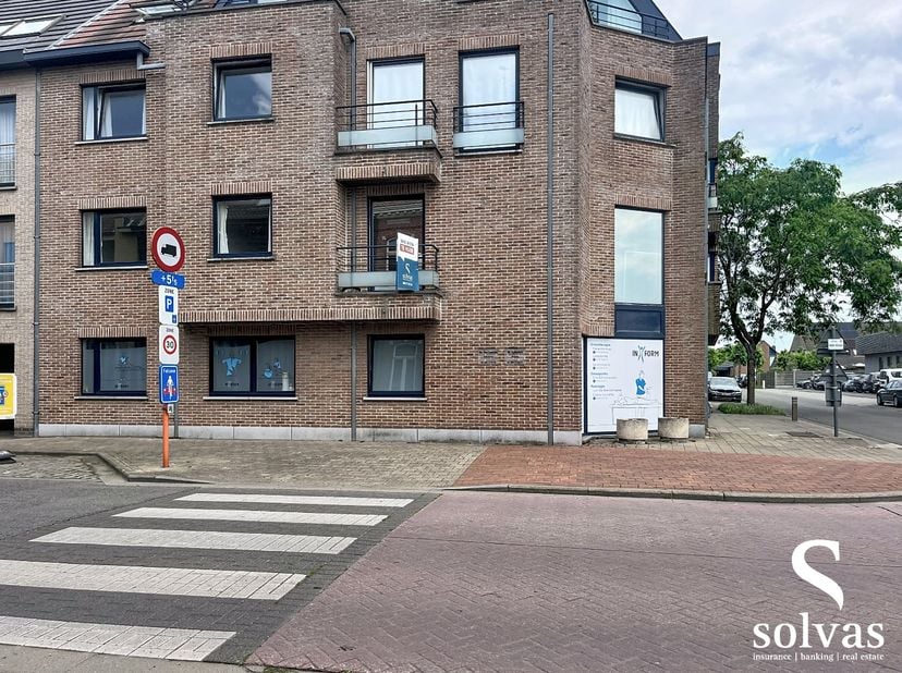 Dit instapklare hoekappartement geniet van een overvloed aan natuurlijk licht dankzij de grote raampartijen in de leefruimte. De indeling omvat een in