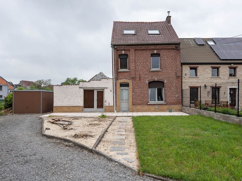 WONING MET TUIN - <br />
Oppervlakte 867 m².<br />
Met o.a.: 1 slaapkamer, woonkamer, eetkamer, keuken, badkamer, zolder en garage.
