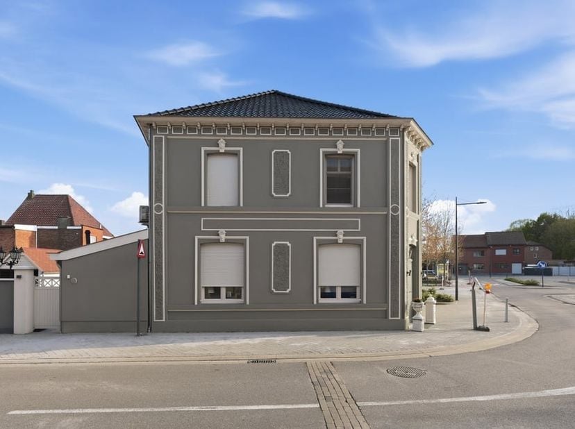 Deze charmante woning, gebouwd in 1930 en volledig gerenoveerd in 2016, is gelegen op het Neremsplein 12 in 3700 Tongeren en biedt een aangename combi