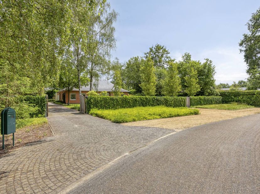 De woning is oorspronkelijk gebouwd in 1992, maar is door de jaren heen met ontzettend veel liefde onderhouden en structureel gemoderniseerd. U geniet
