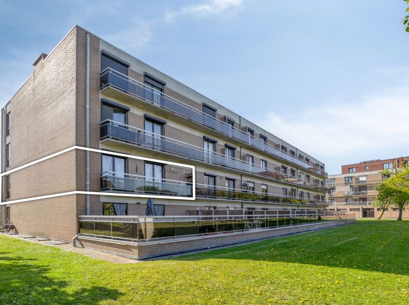In een rustige, aangename straat vlak bij het bruisende stadscentrum van Diksmuide, ontdekt u dit&amp;nbsp;lichtrijke tweeslaapkamerappartement. Gelegen o