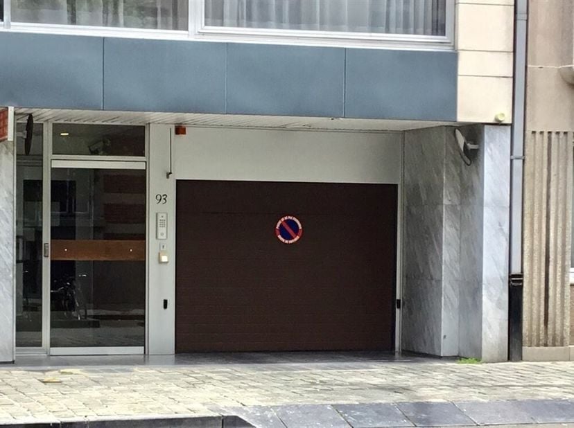 Emplacement de voiture, dans un immeuble d'appartements, bien situé près de la commission européenne.